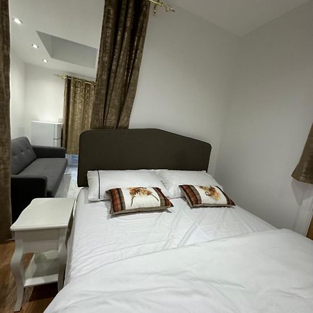 4Th Studio Flat With Private Own Bathroom A London Luxury Family Home Setup And Furnished With Double Bed Plus A Double Futon-Sofa Bed A Single Futon Bed A Baby Cot And Garden And Free Parking المظهر الخارجي الصورة