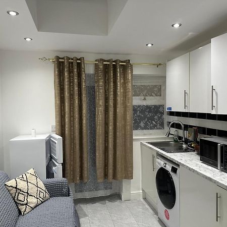 4Th Studio Flat With Private Own Bathroom A London Luxury Family Home Setup And Furnished With Double Bed Plus A Double Futon-Sofa Bed A Single Futon Bed A Baby Cot And Garden And Free Parking المظهر الخارجي الصورة