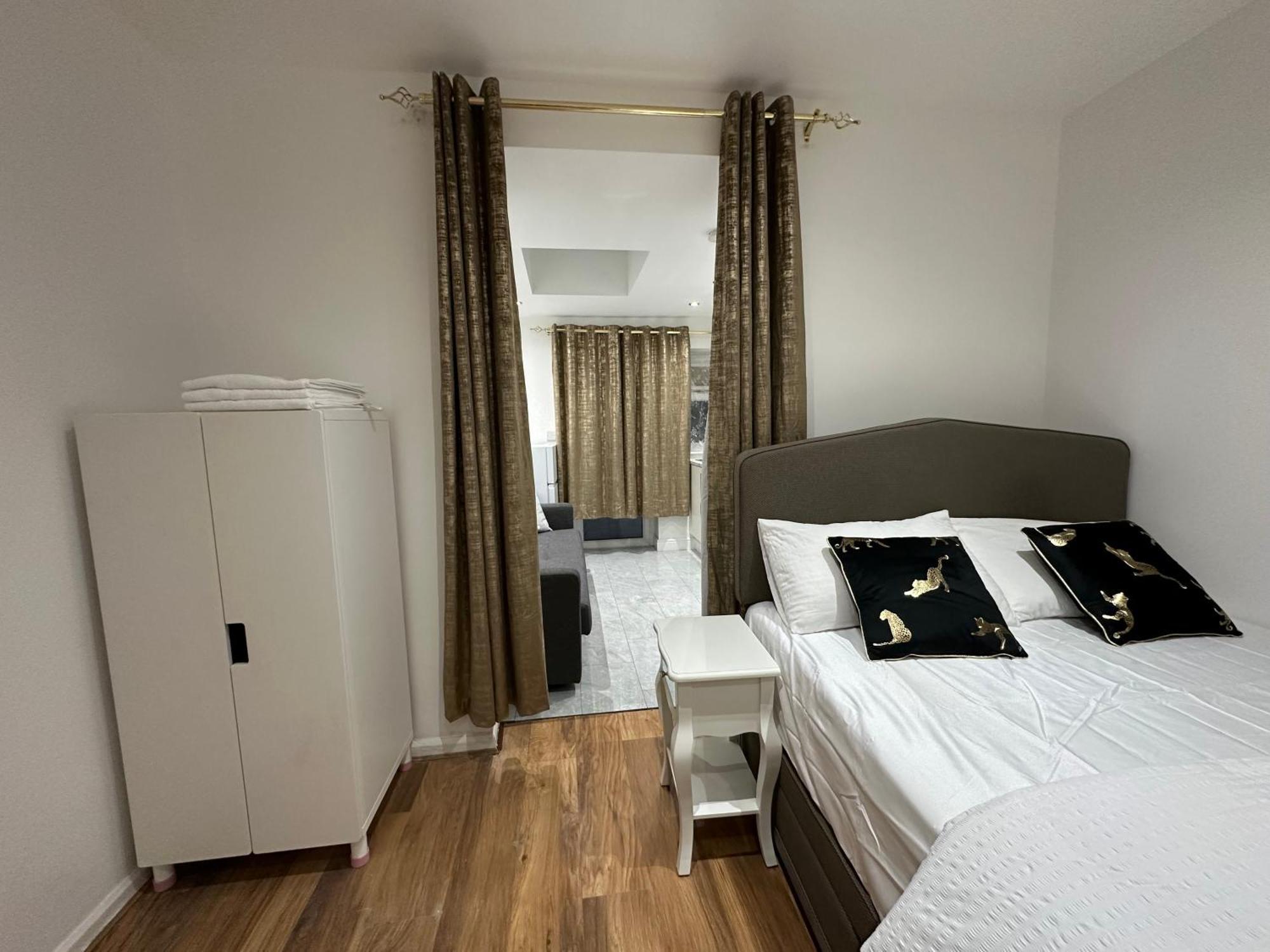 4Th Studio Flat With Private Own Bathroom A London Luxury Family Home Setup And Furnished With Double Bed Plus A Double Futon-Sofa Bed A Single Futon Bed A Baby Cot And Garden And Free Parking المظهر الخارجي الصورة