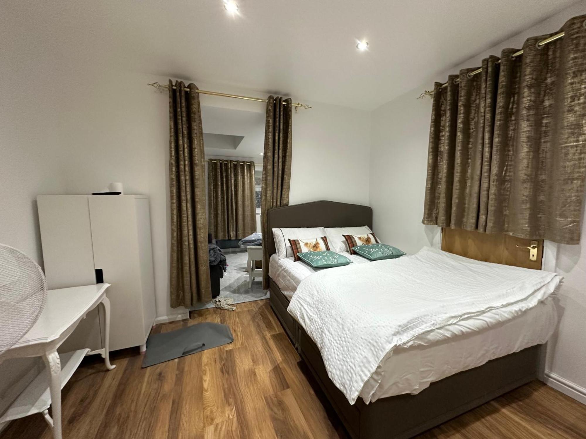 4Th Studio Flat With Private Own Bathroom A London Luxury Family Home Setup And Furnished With Double Bed Plus A Double Futon-Sofa Bed A Single Futon Bed A Baby Cot And Garden And Free Parking المظهر الخارجي الصورة