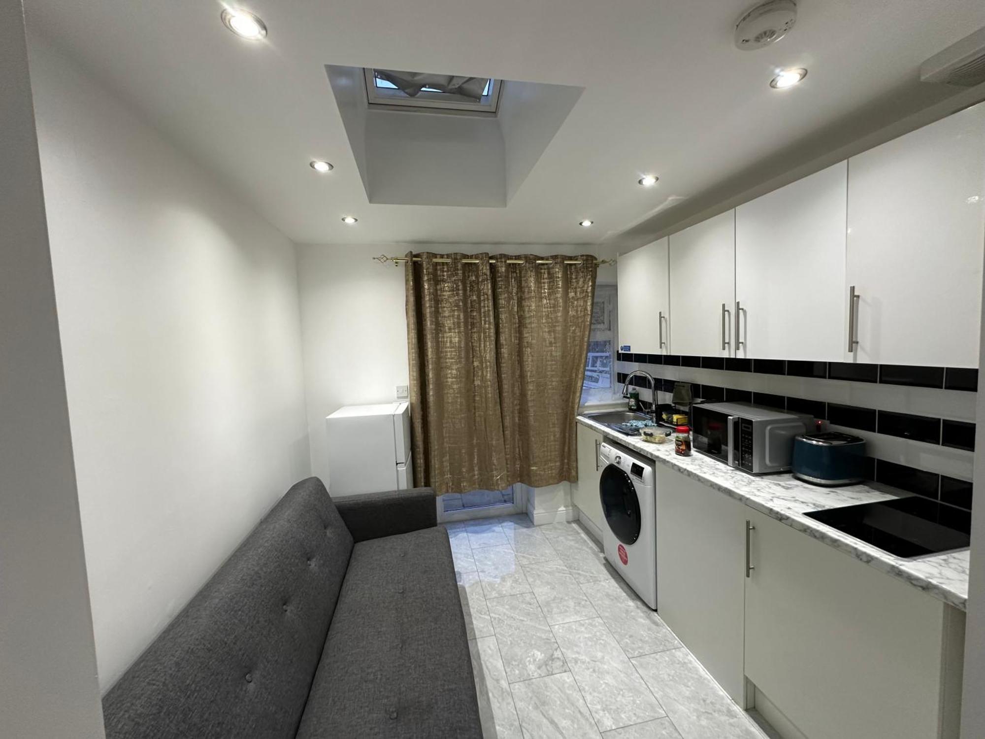 4Th Studio Flat With Private Own Bathroom A London Luxury Family Home Setup And Furnished With Double Bed Plus A Double Futon-Sofa Bed A Single Futon Bed A Baby Cot And Garden And Free Parking المظهر الخارجي الصورة
