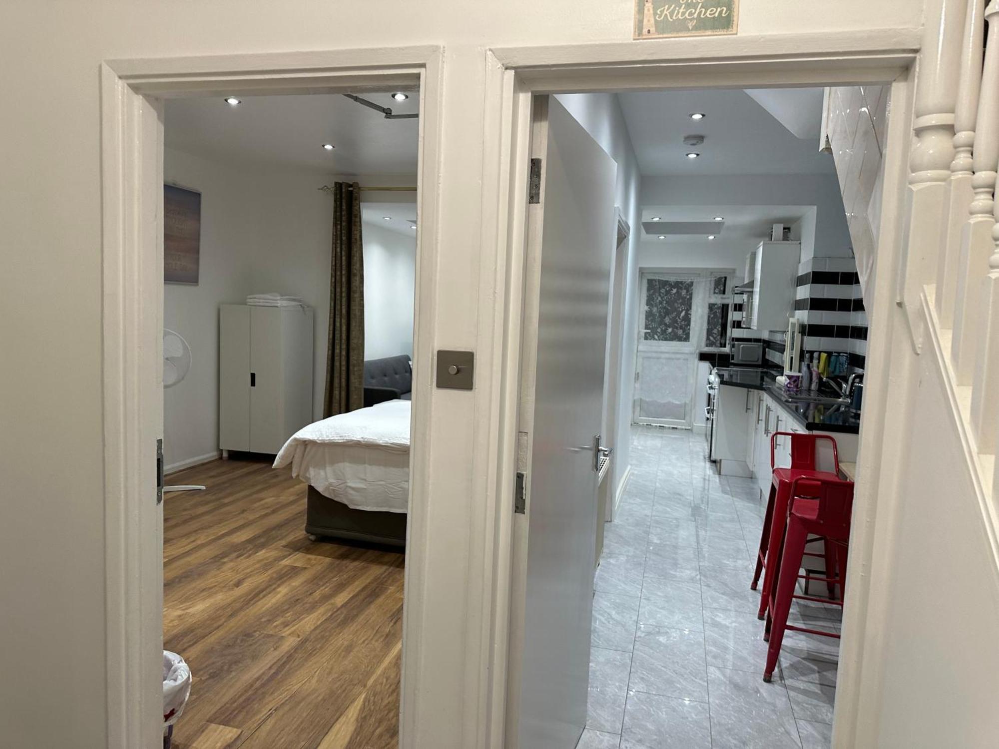 4Th Studio Flat With Private Own Bathroom A London Luxury Family Home Setup And Furnished With Double Bed Plus A Double Futon-Sofa Bed A Single Futon Bed A Baby Cot And Garden And Free Parking المظهر الخارجي الصورة