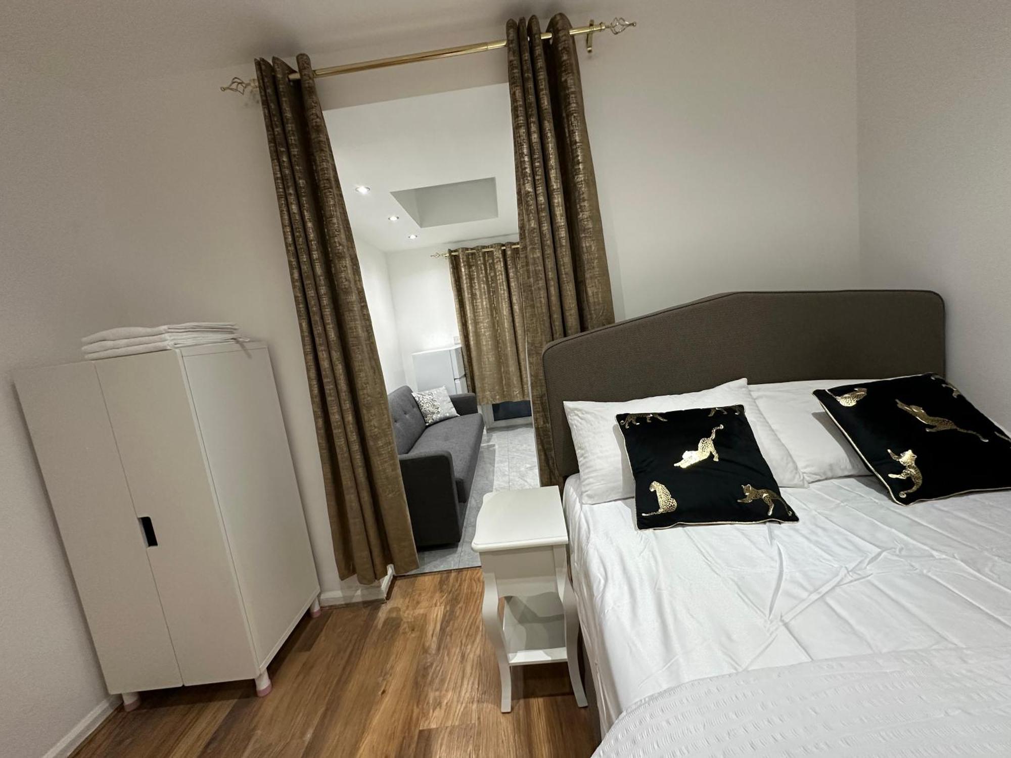 4Th Studio Flat With Private Own Bathroom A London Luxury Family Home Setup And Furnished With Double Bed Plus A Double Futon-Sofa Bed A Single Futon Bed A Baby Cot And Garden And Free Parking المظهر الخارجي الصورة