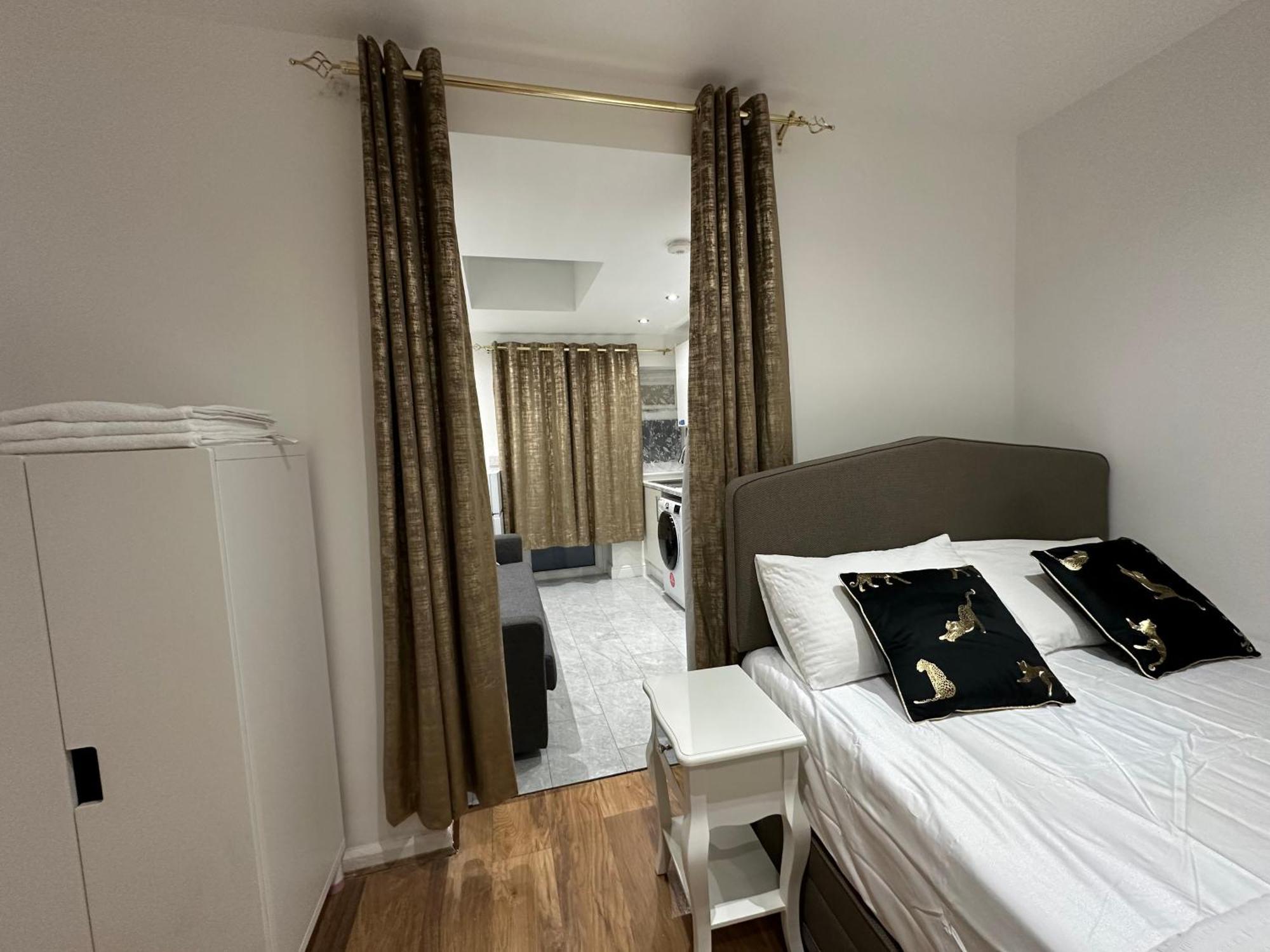 4Th Studio Flat With Private Own Bathroom A London Luxury Family Home Setup And Furnished With Double Bed Plus A Double Futon-Sofa Bed A Single Futon Bed A Baby Cot And Garden And Free Parking المظهر الخارجي الصورة