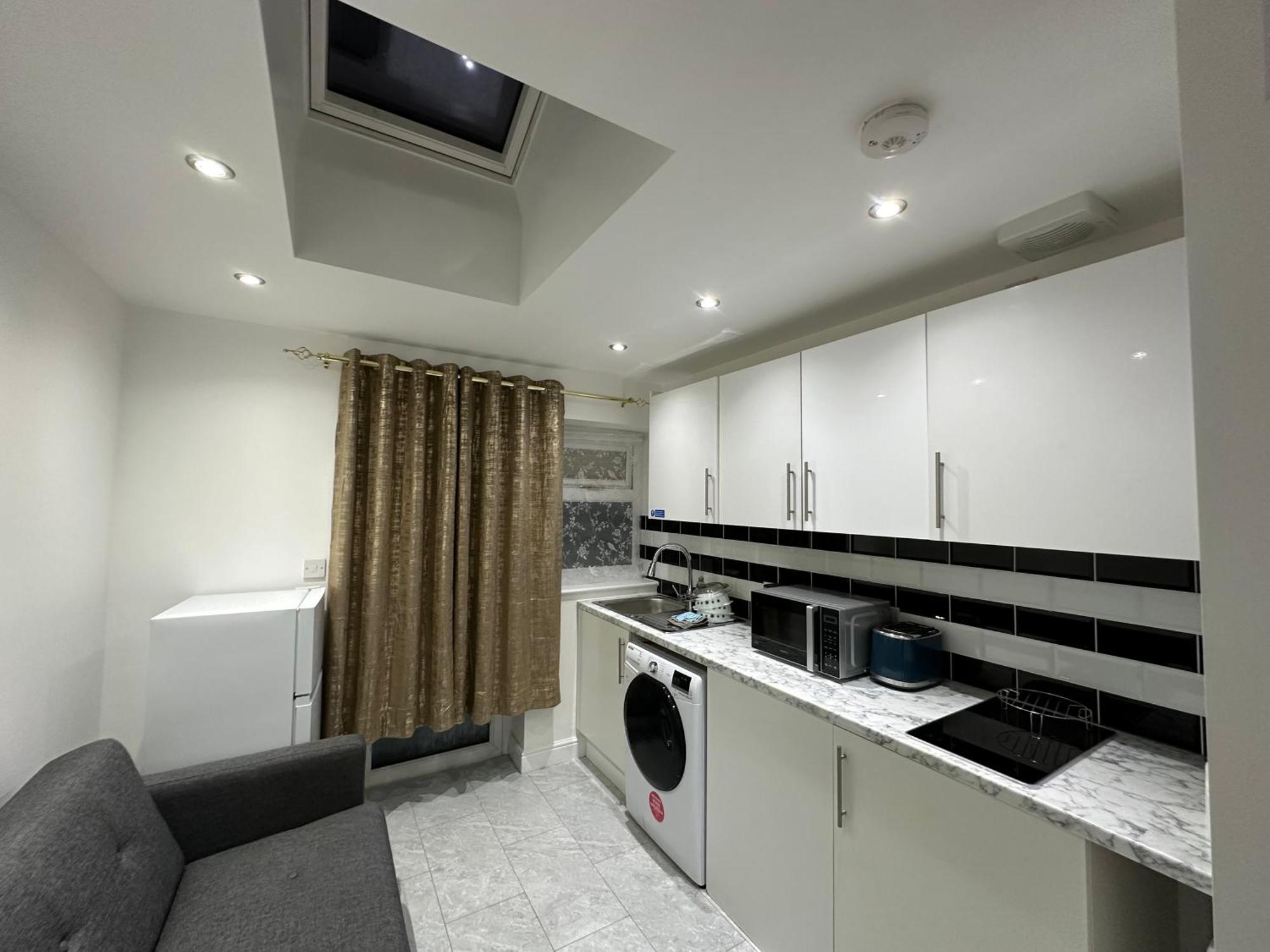 4Th Studio Flat With Private Own Bathroom A London Luxury Family Home Setup And Furnished With Double Bed Plus A Double Futon-Sofa Bed A Single Futon Bed A Baby Cot And Garden And Free Parking المظهر الخارجي الصورة