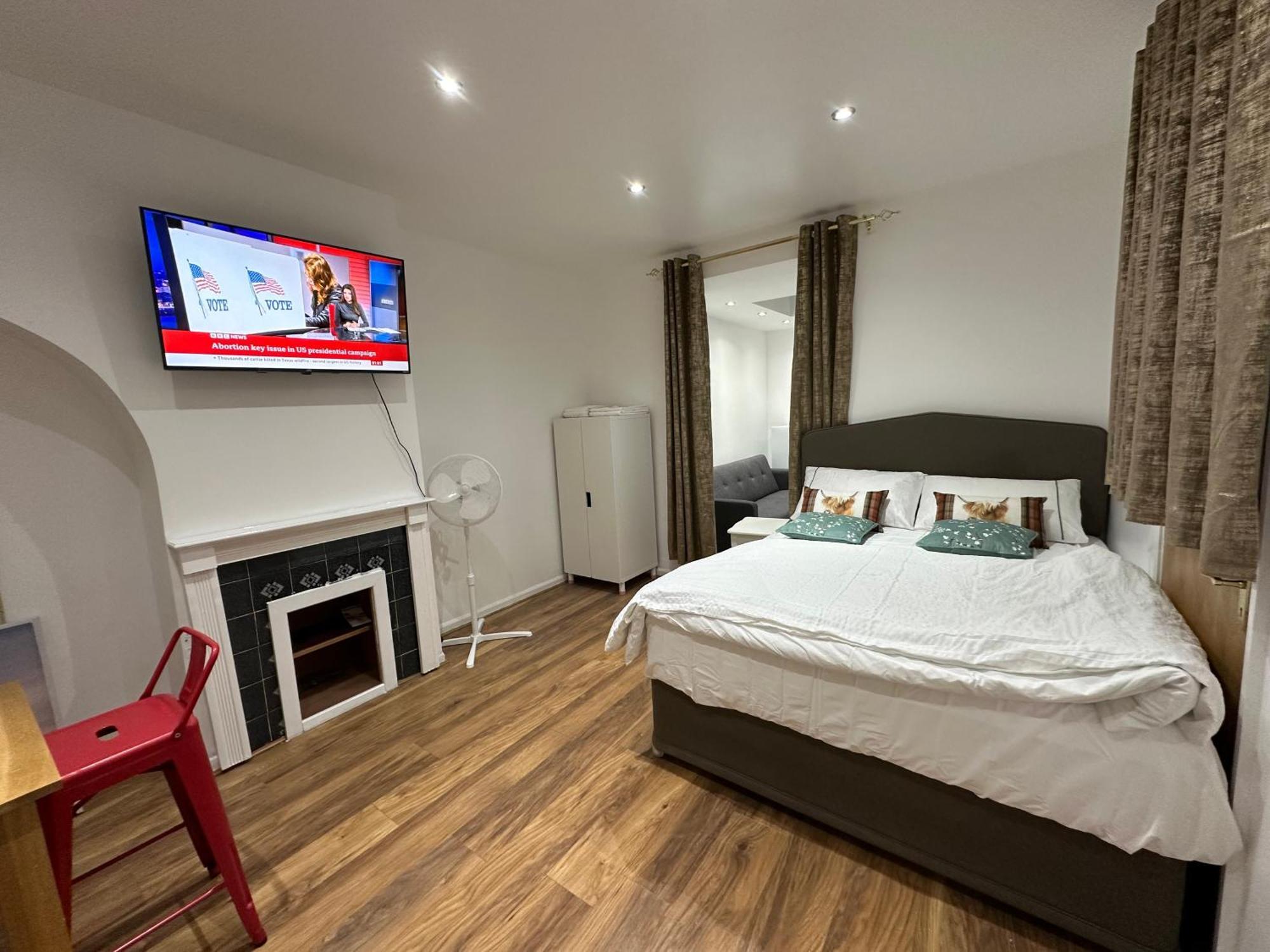 4Th Studio Flat With Private Own Bathroom A London Luxury Family Home Setup And Furnished With Double Bed Plus A Double Futon-Sofa Bed A Single Futon Bed A Baby Cot And Garden And Free Parking المظهر الخارجي الصورة