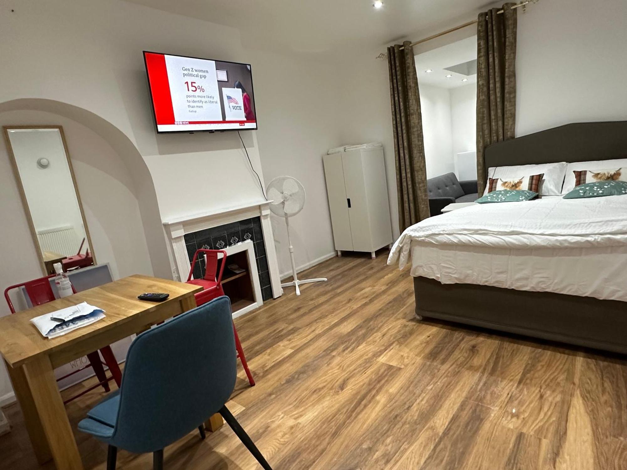4Th Studio Flat With Private Own Bathroom A London Luxury Family Home Setup And Furnished With Double Bed Plus A Double Futon-Sofa Bed A Single Futon Bed A Baby Cot And Garden And Free Parking المظهر الخارجي الصورة