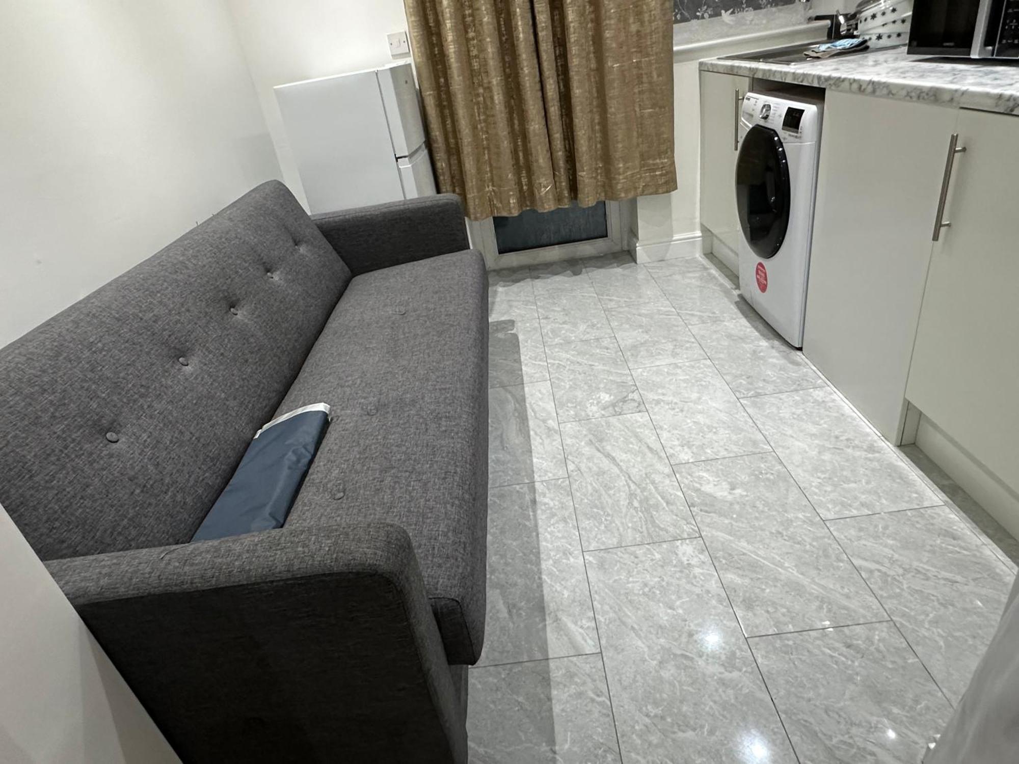 4Th Studio Flat With Private Own Bathroom A London Luxury Family Home Setup And Furnished With Double Bed Plus A Double Futon-Sofa Bed A Single Futon Bed A Baby Cot And Garden And Free Parking المظهر الخارجي الصورة