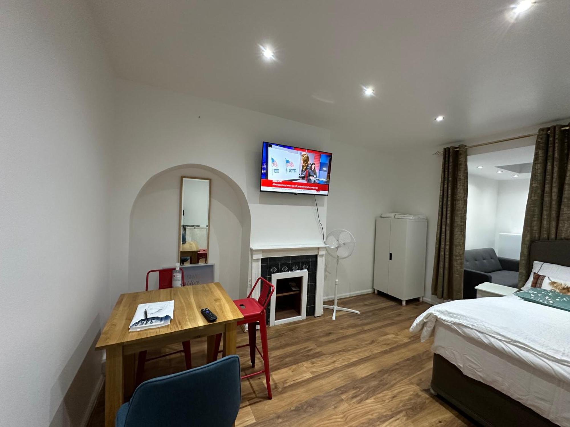 4Th Studio Flat With Private Own Bathroom A London Luxury Family Home Setup And Furnished With Double Bed Plus A Double Futon-Sofa Bed A Single Futon Bed A Baby Cot And Garden And Free Parking المظهر الخارجي الصورة