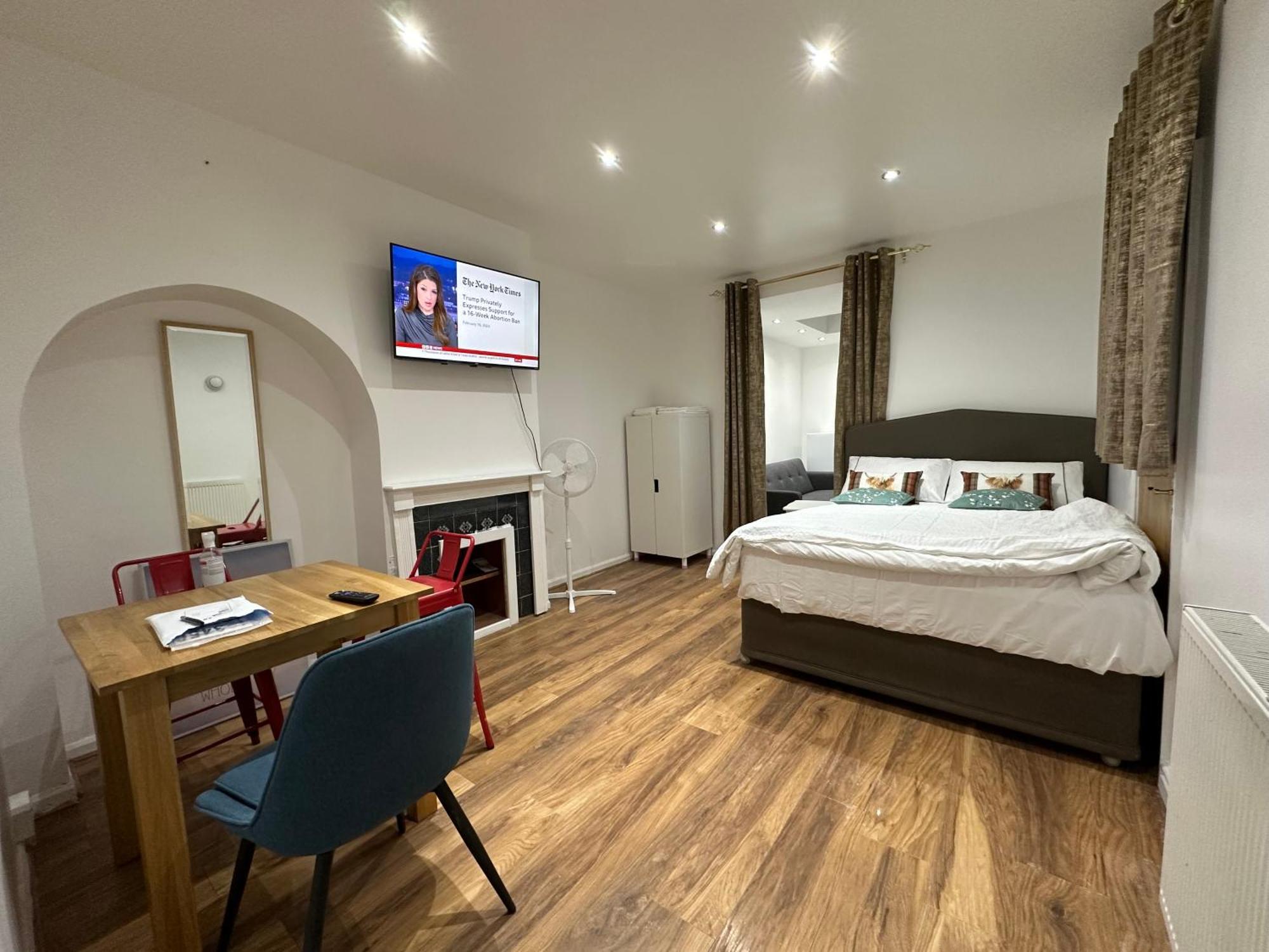 4Th Studio Flat With Private Own Bathroom A London Luxury Family Home Setup And Furnished With Double Bed Plus A Double Futon-Sofa Bed A Single Futon Bed A Baby Cot And Garden And Free Parking المظهر الخارجي الصورة