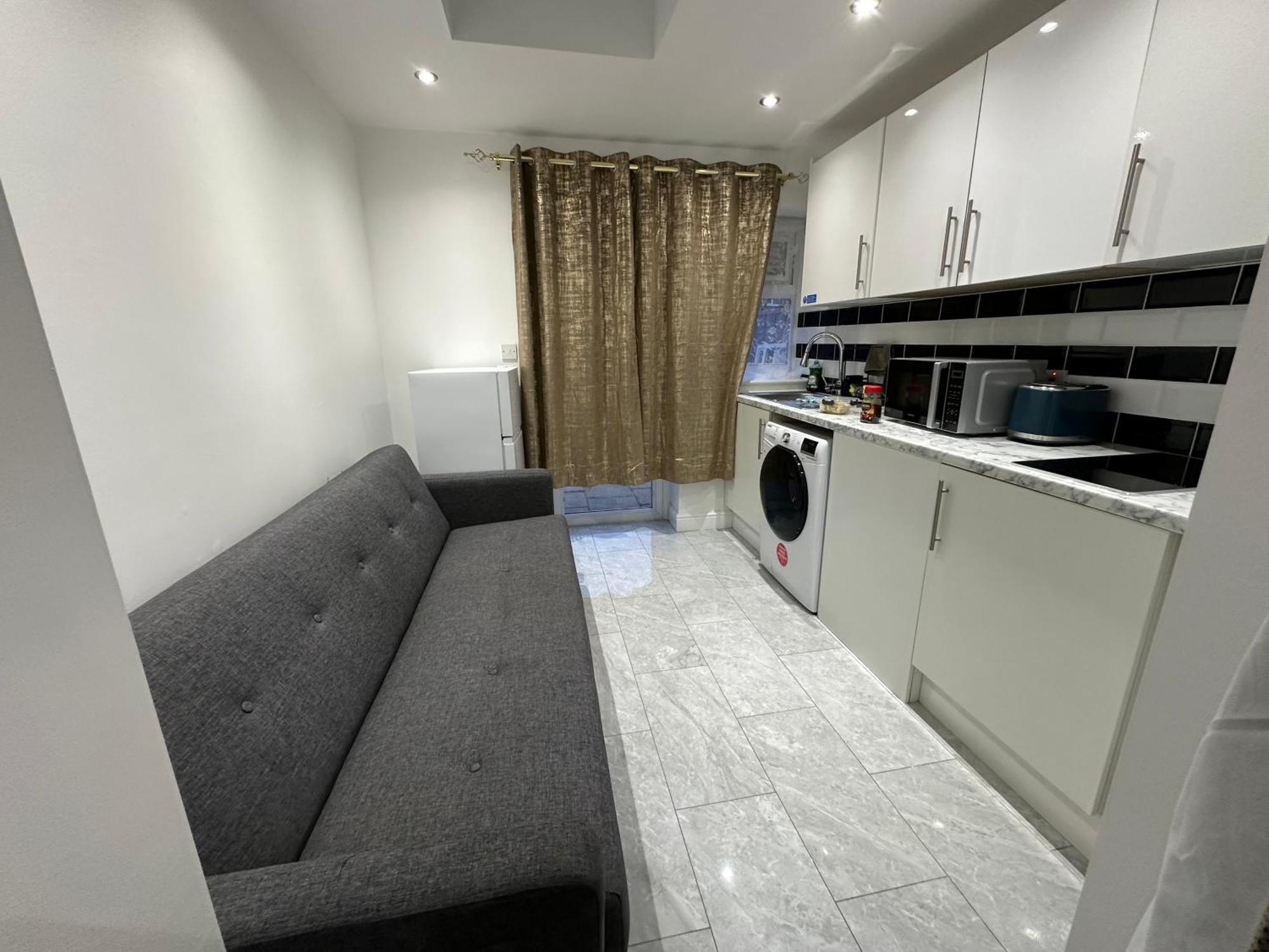 4Th Studio Flat With Private Own Bathroom A London Luxury Family Home Setup And Furnished With Double Bed Plus A Double Futon-Sofa Bed A Single Futon Bed A Baby Cot And Garden And Free Parking المظهر الخارجي الصورة
