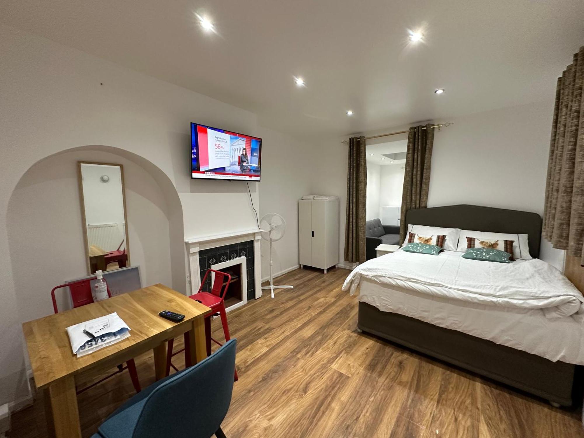 4Th Studio Flat With Private Own Bathroom A London Luxury Family Home Setup And Furnished With Double Bed Plus A Double Futon-Sofa Bed A Single Futon Bed A Baby Cot And Garden And Free Parking المظهر الخارجي الصورة