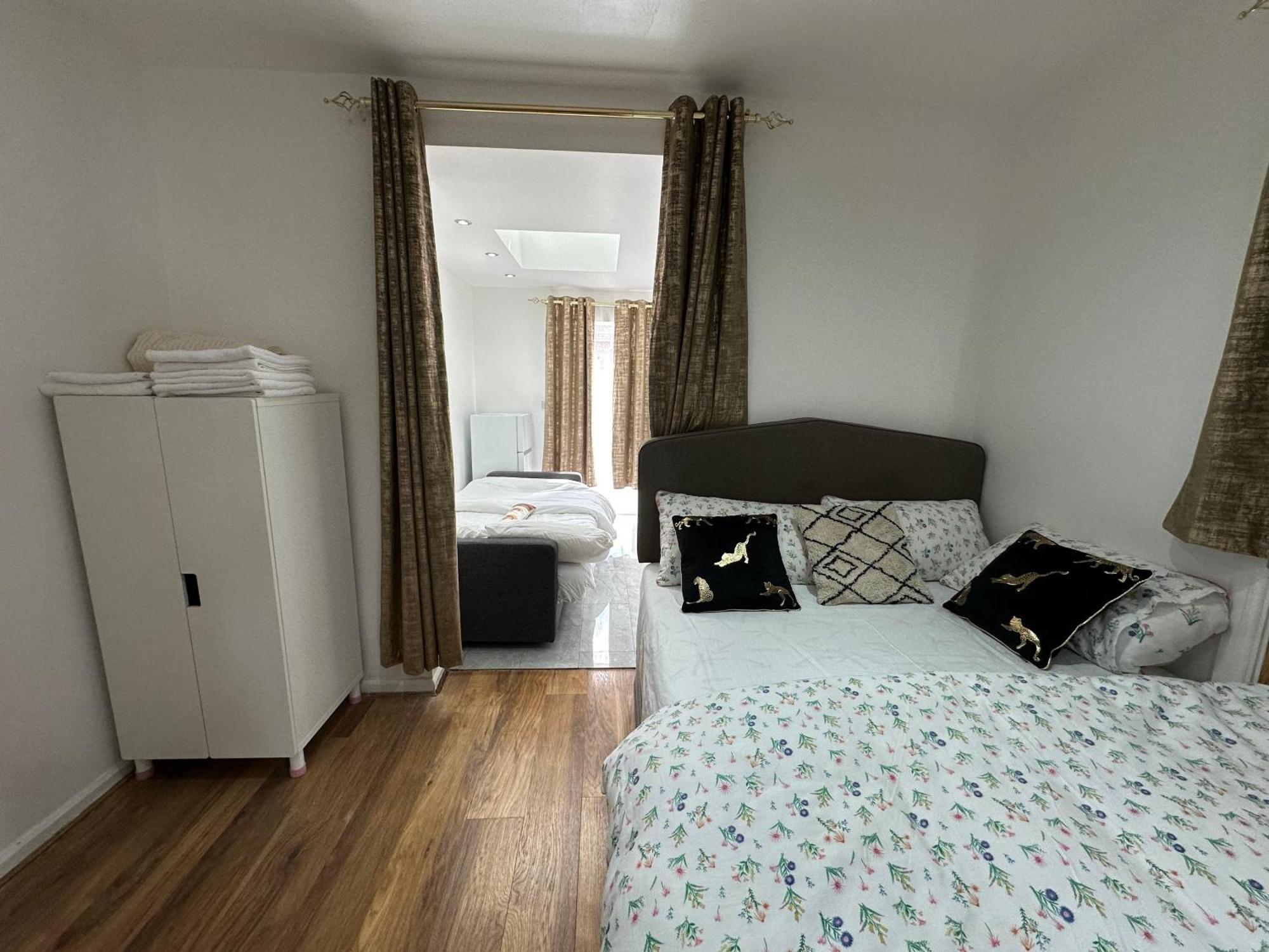 4Th Studio Flat With Private Own Bathroom A London Luxury Family Home Setup And Furnished With Double Bed Plus A Double Futon-Sofa Bed A Single Futon Bed A Baby Cot And Garden And Free Parking المظهر الخارجي الصورة