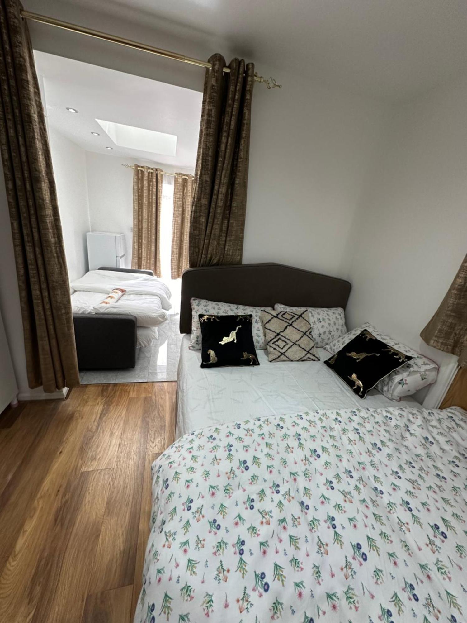 4Th Studio Flat With Private Own Bathroom A London Luxury Family Home Setup And Furnished With Double Bed Plus A Double Futon-Sofa Bed A Single Futon Bed A Baby Cot And Garden And Free Parking المظهر الخارجي الصورة