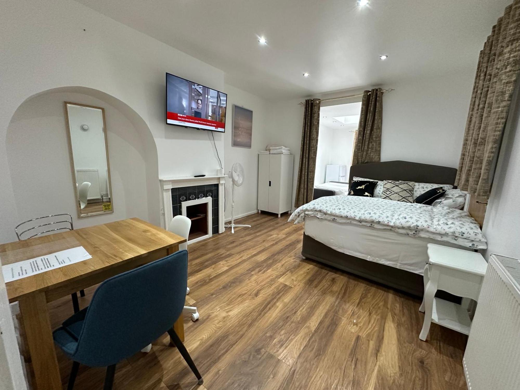 4Th Studio Flat With Private Own Bathroom A London Luxury Family Home Setup And Furnished With Double Bed Plus A Double Futon-Sofa Bed A Single Futon Bed A Baby Cot And Garden And Free Parking المظهر الخارجي الصورة