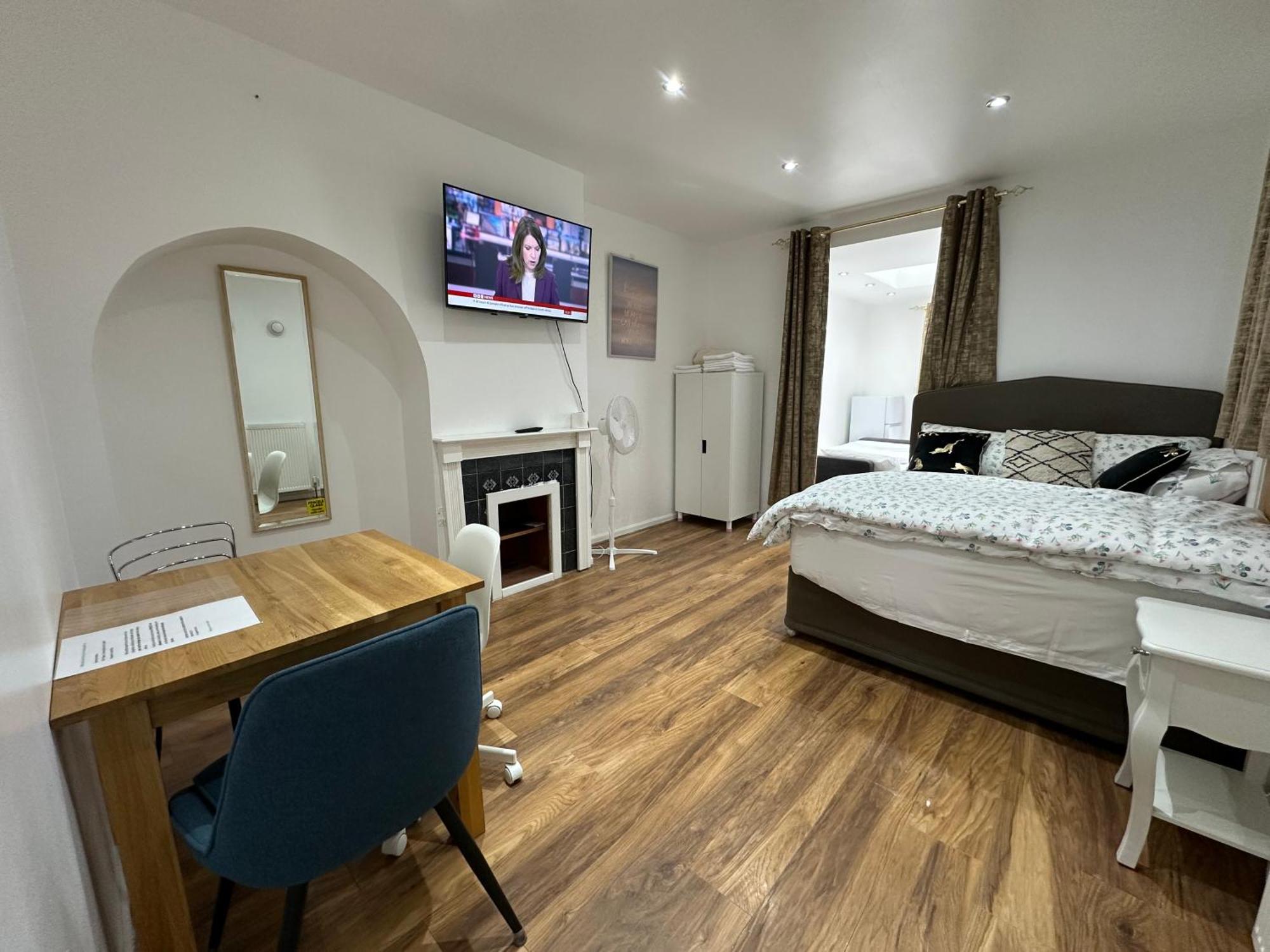4Th Studio Flat With Private Own Bathroom A London Luxury Family Home Setup And Furnished With Double Bed Plus A Double Futon-Sofa Bed A Single Futon Bed A Baby Cot And Garden And Free Parking المظهر الخارجي الصورة