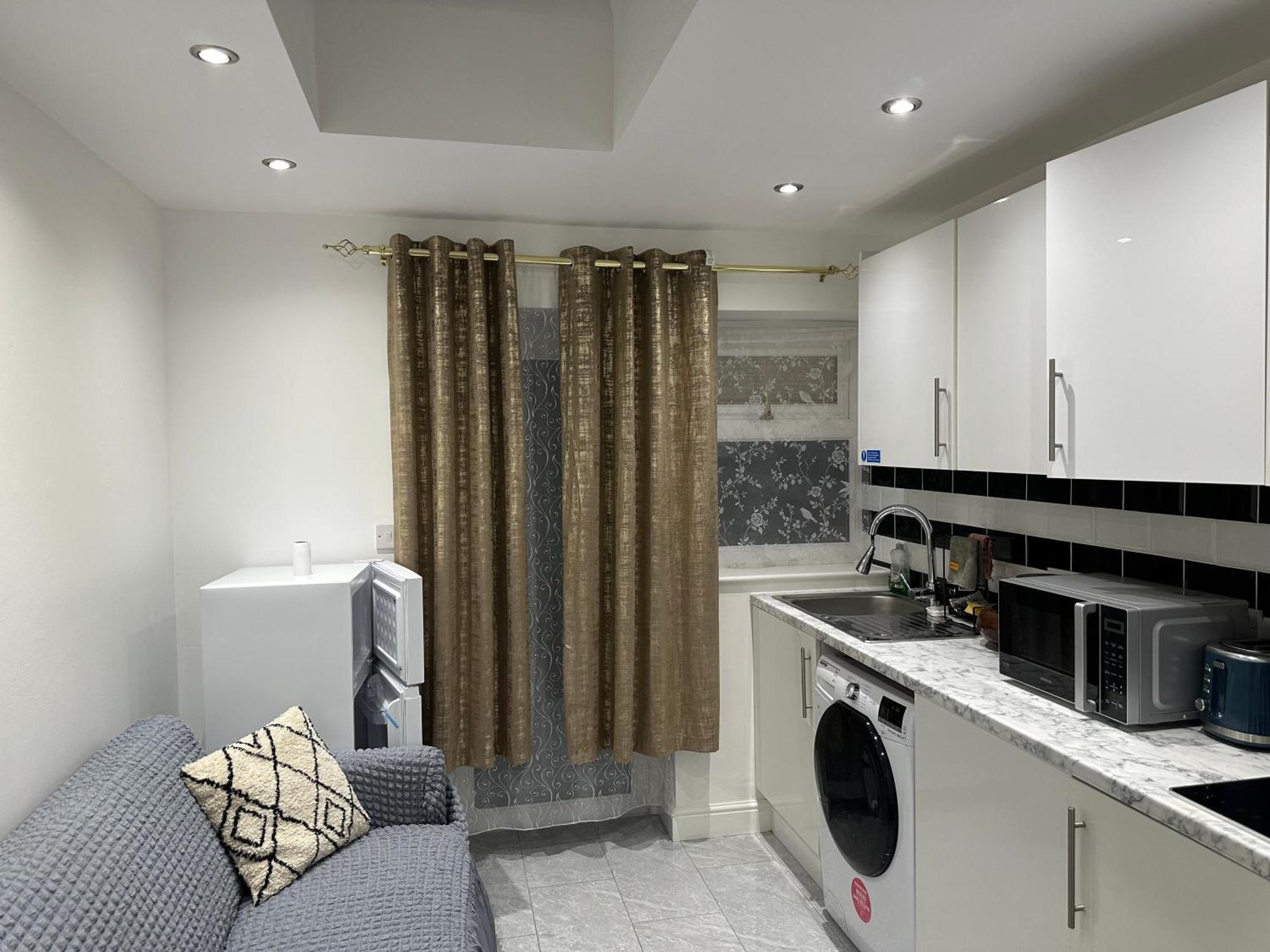 4Th Studio Flat With Private Own Bathroom A London Luxury Family Home Setup And Furnished With Double Bed Plus A Double Futon-Sofa Bed A Single Futon Bed A Baby Cot And Garden And Free Parking المظهر الخارجي الصورة