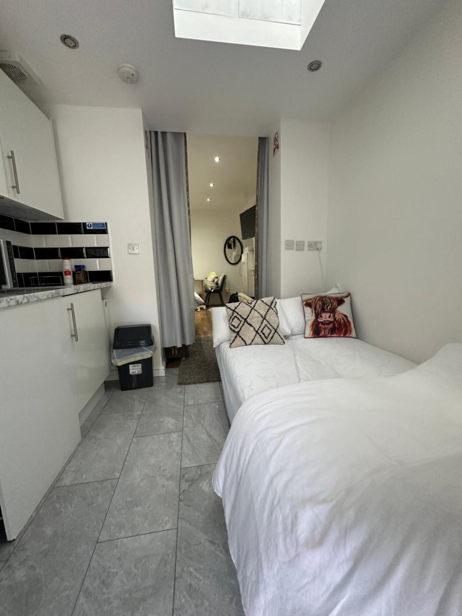 4Th Studio Flat With Private Own Bathroom A London Luxury Family Home Setup And Furnished With Double Bed Plus A Double Futon-Sofa Bed A Single Futon Bed A Baby Cot And Garden And Free Parking المظهر الخارجي الصورة