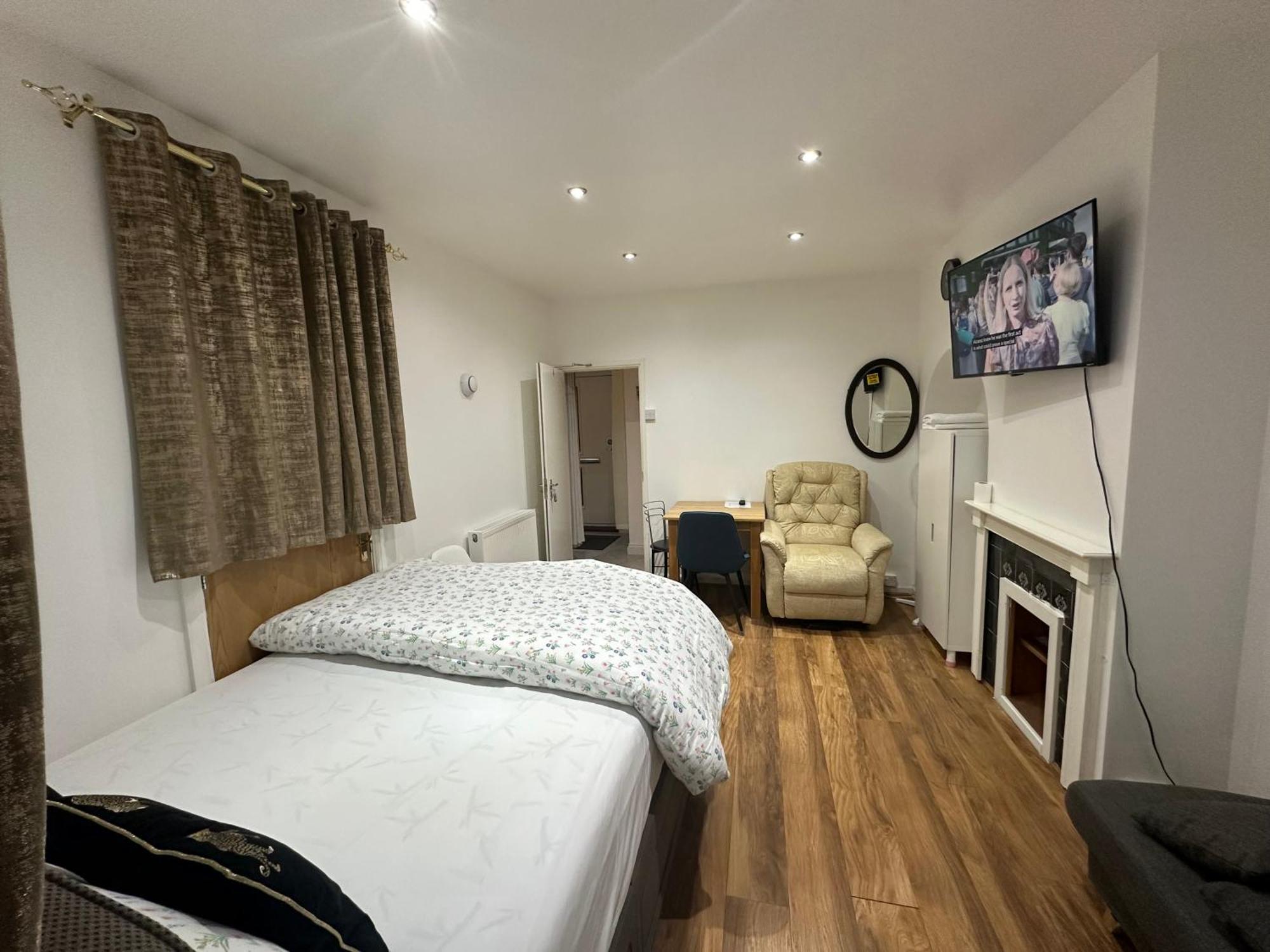 4Th Studio Flat With Private Own Bathroom A London Luxury Family Home Setup And Furnished With Double Bed Plus A Double Futon-Sofa Bed A Single Futon Bed A Baby Cot And Garden And Free Parking المظهر الخارجي الصورة